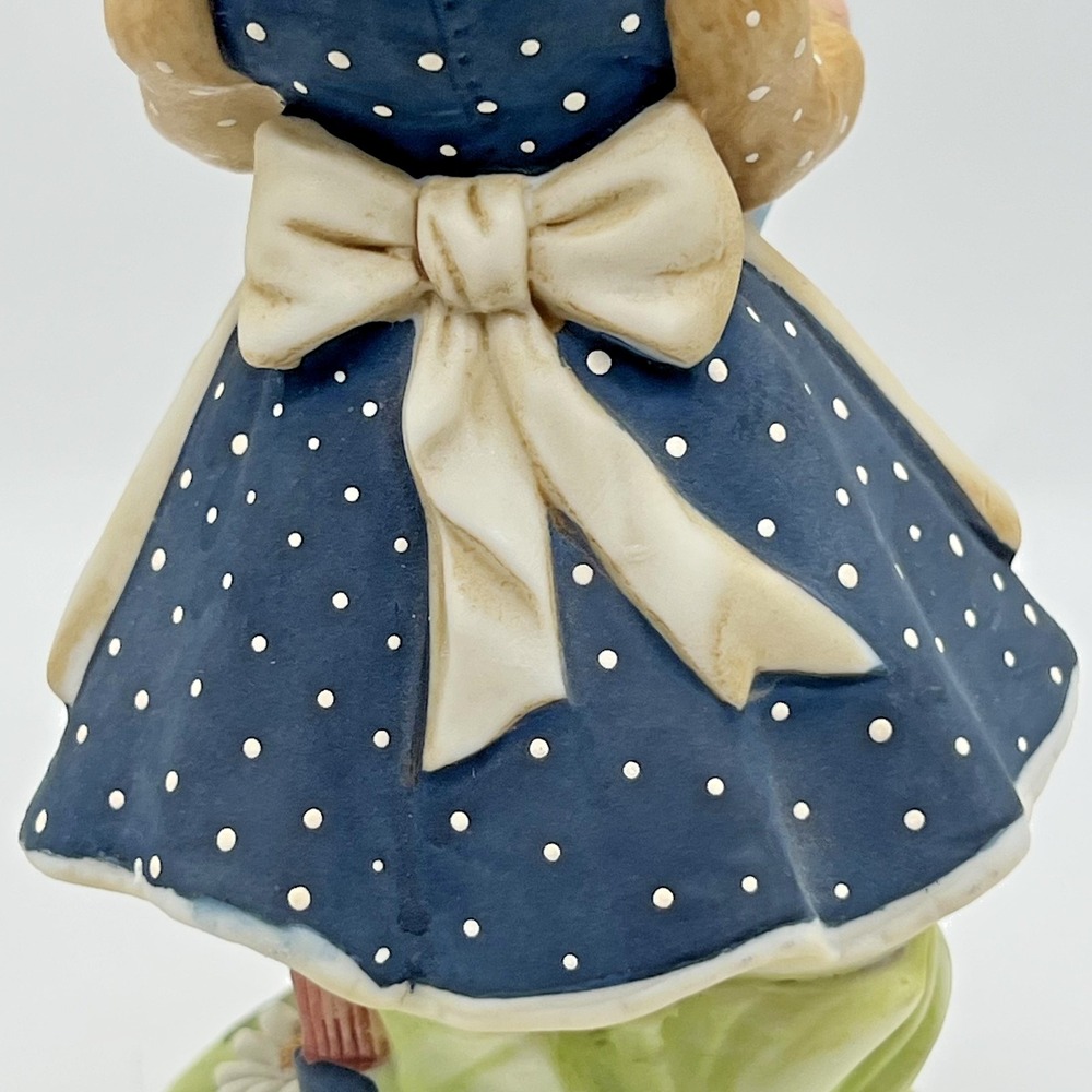 Hollie Hobby Creation Figurine Girl Holding Gift And Apples Dress Hat Daisy - Picture 11 of 16